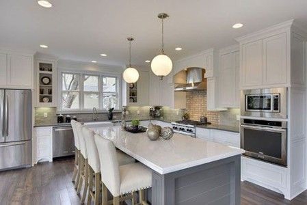آشپزخانه با کابینت سفید خاکستری