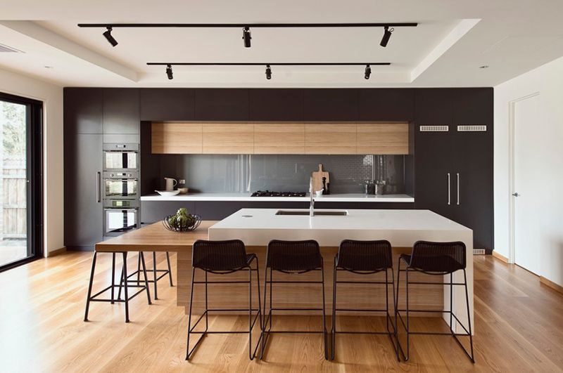 کابینت آشپزخانه سفید و مشکی و چوب