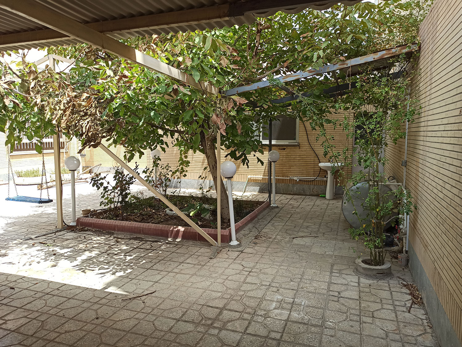 طراحی و بازسازی حیاط دارای آبنما و شومینه